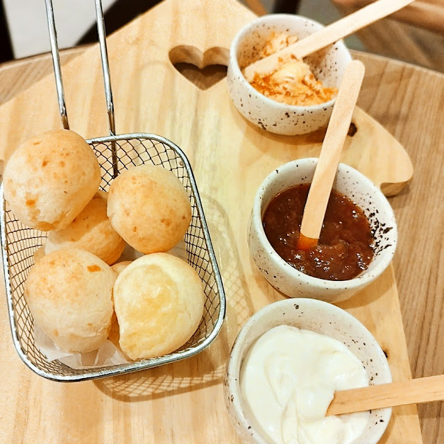 Pão de Queijo Com Cremes