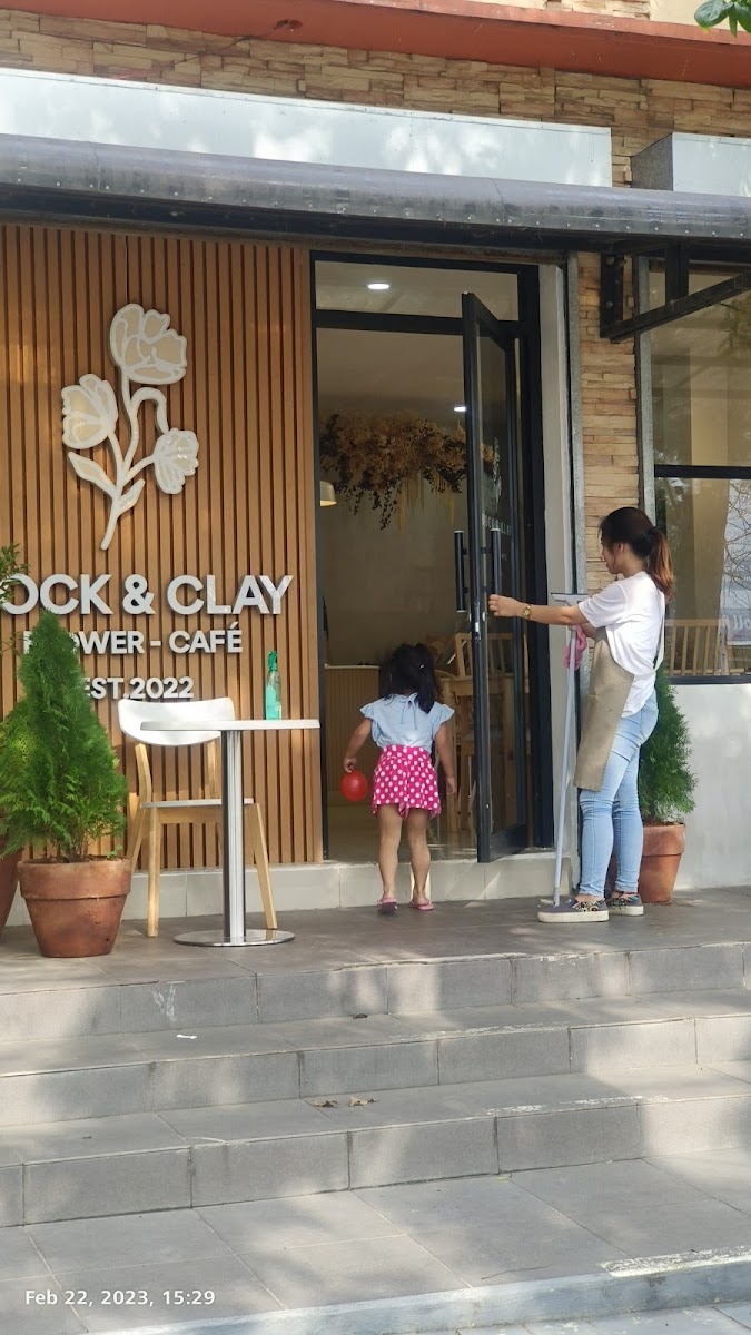 Rock & Clay Flower • Cafe
