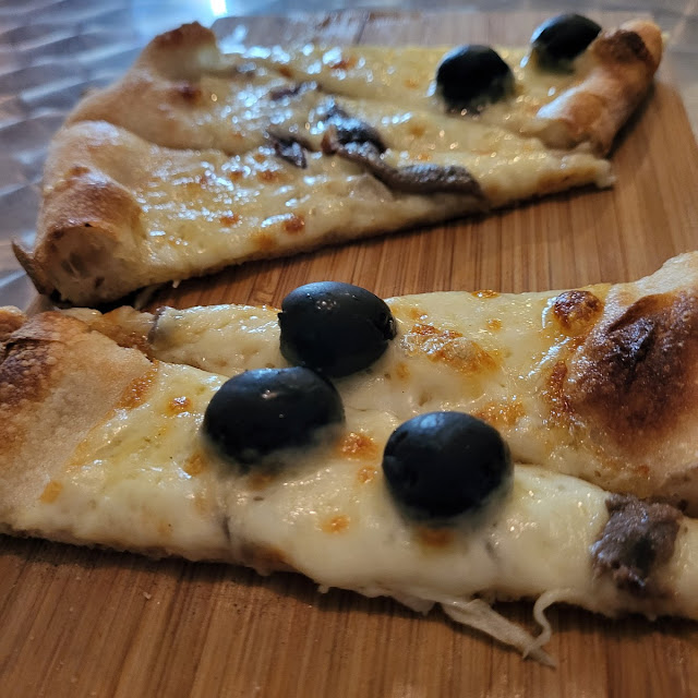 Tranci Di Pizza Con Olive E Acciughe