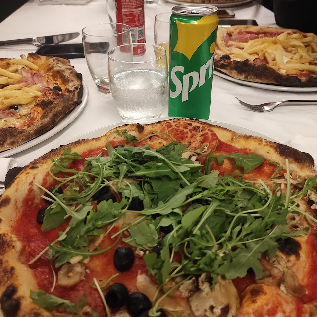 Pizza Rossa Con Funghi Rucola E Olive Nere
