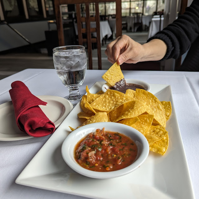 Tortillas Con Salsa Y Frijoles Refritos