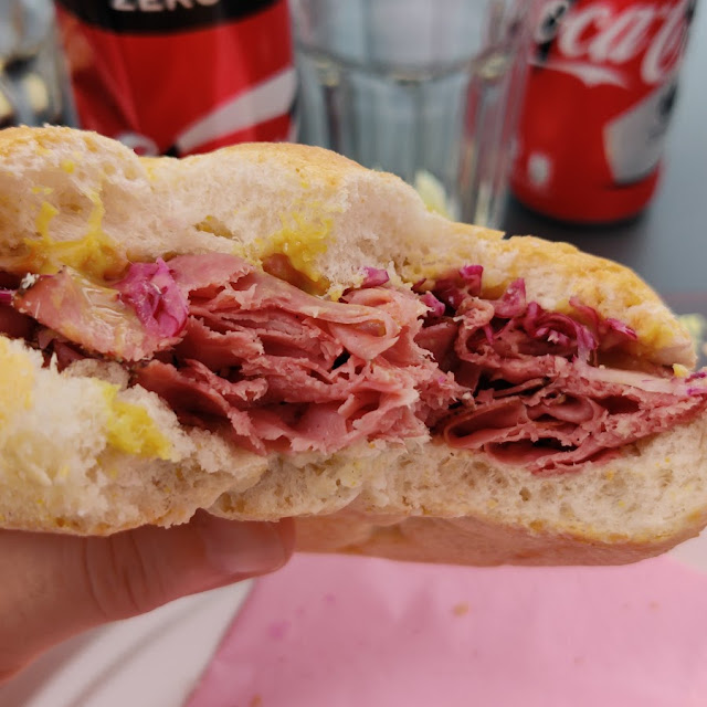 Panino Con Pastrami Cappuccio Rosso E Senape Al Miele Una Bontà