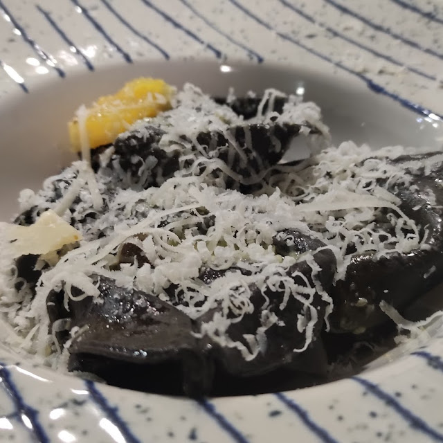 Pasta de Tinta de Calamar Amb Salmo I Taronja