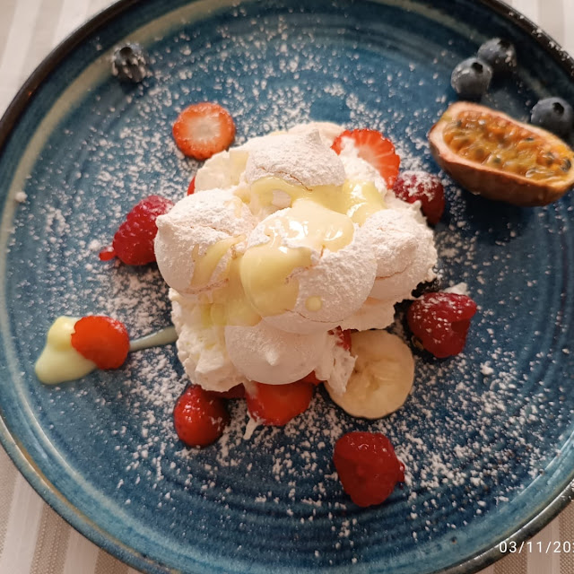 Meringata Con Frutta Fresca