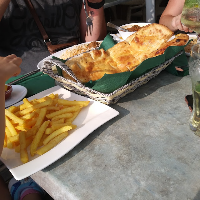 Pommes Und Knoblauchbrot