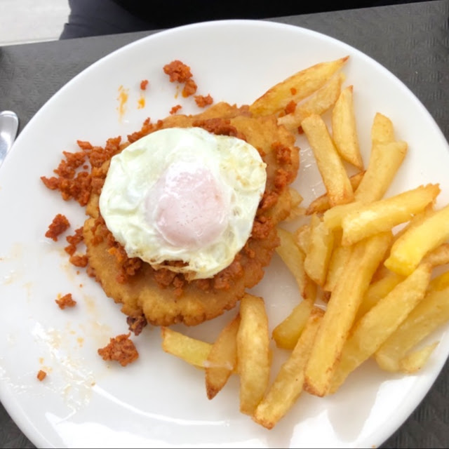 Tortos Con Picadillo Y Huevos Fritos