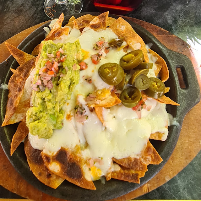 Nachos Con Queso Y Guacamole