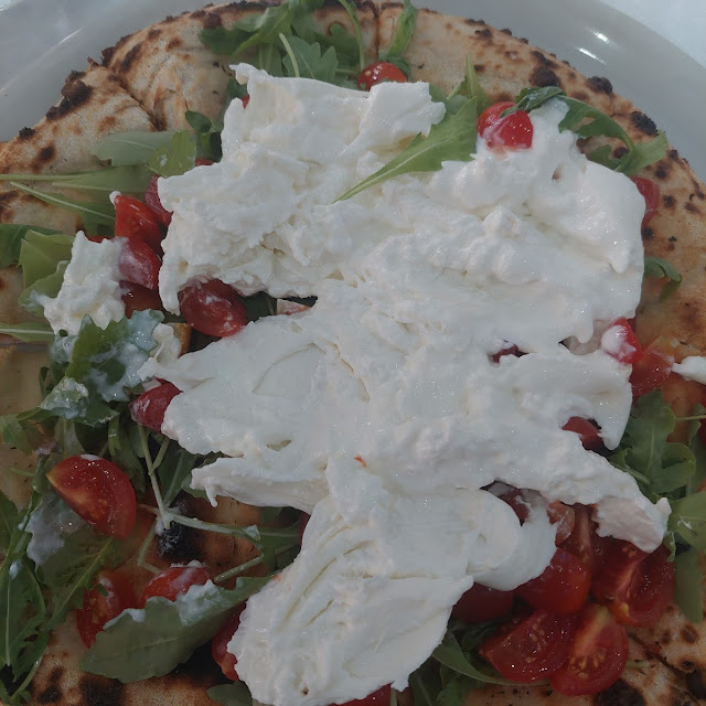 Focaccia Con Pomodorini Pachino Rucola E Burrata Spatasciata