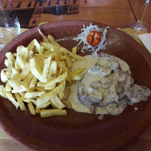 Solomillo Con Salsa de Champiñones Y Patatas Fritas