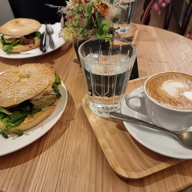 Bagel Mit Zucchini Und Hummus