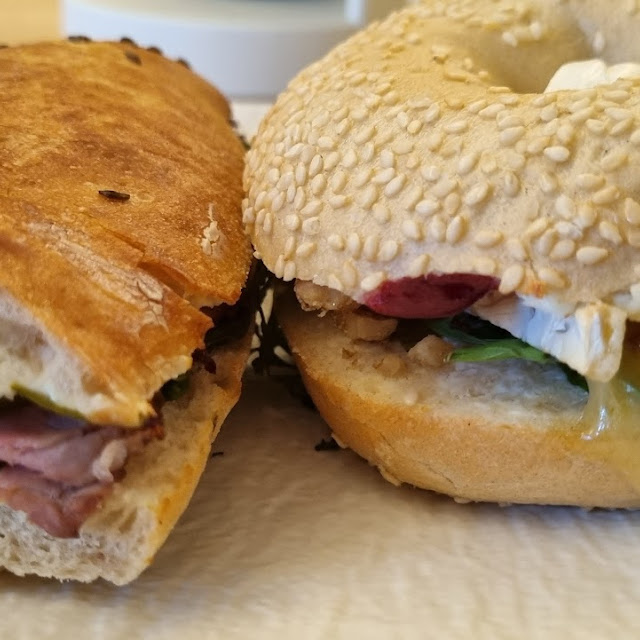 Bagel Mit Camembert Nüsse Und Preiselbeeren Roastbeefsandwich