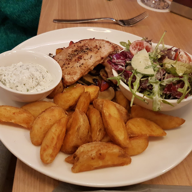 Schweinesteaks Mit Grillgemüse Und Kartoffelspalten Mega