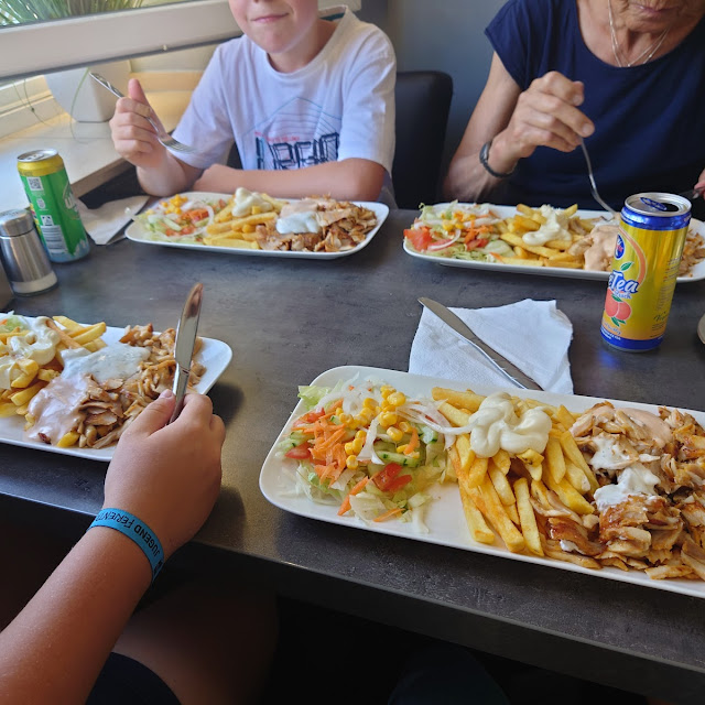 Dönerteller Mit Pommes Und Salat