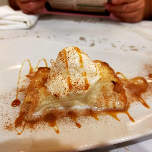 Torrija Caramelizada Con Helado de Queso Salado