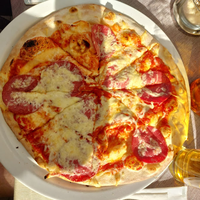 Pizza Salami Groß