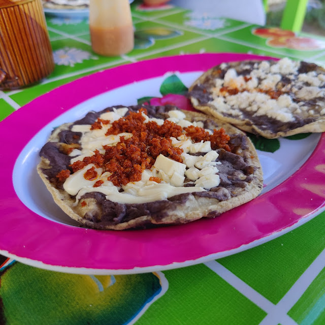 Memela Con Quesillo Y Chorizo