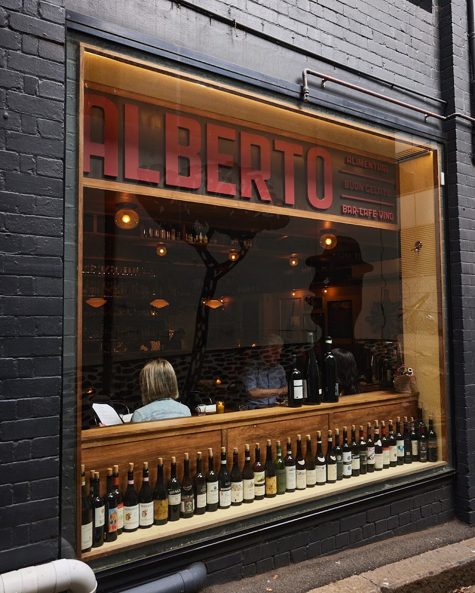 Alberto's Lounge
