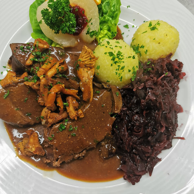 Wildschweinkeule Mit Kartoffelknödel Und Rotkohl