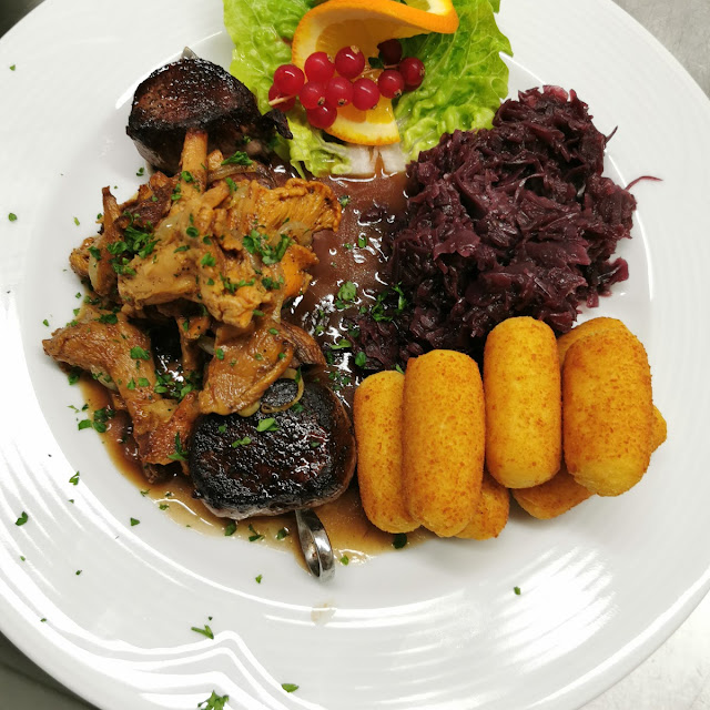Hirschrückensteak Am Spieß An Preiselbeersoße Mit Gerösteten Pfifferlingen Rotkohl Und Kroketten
