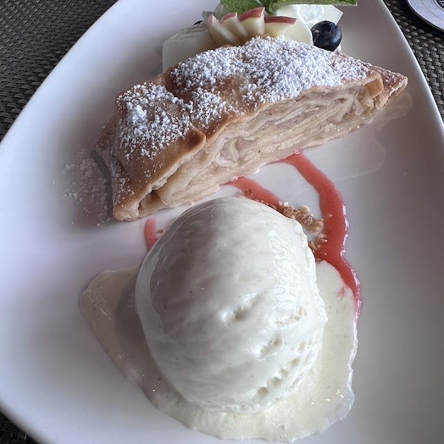 Apfelstrudel Mit Vanilleeis Und Sahne
