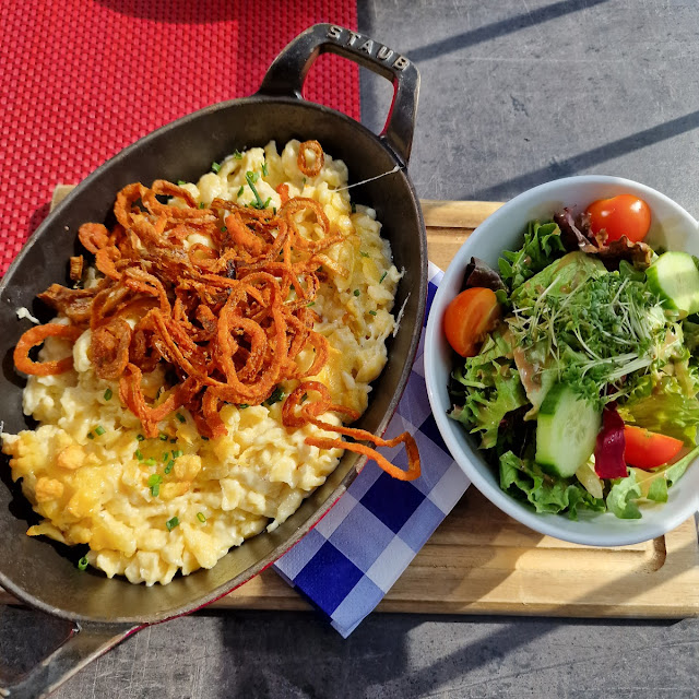 Käsespätzle Mit Zwiebeln Und Salat