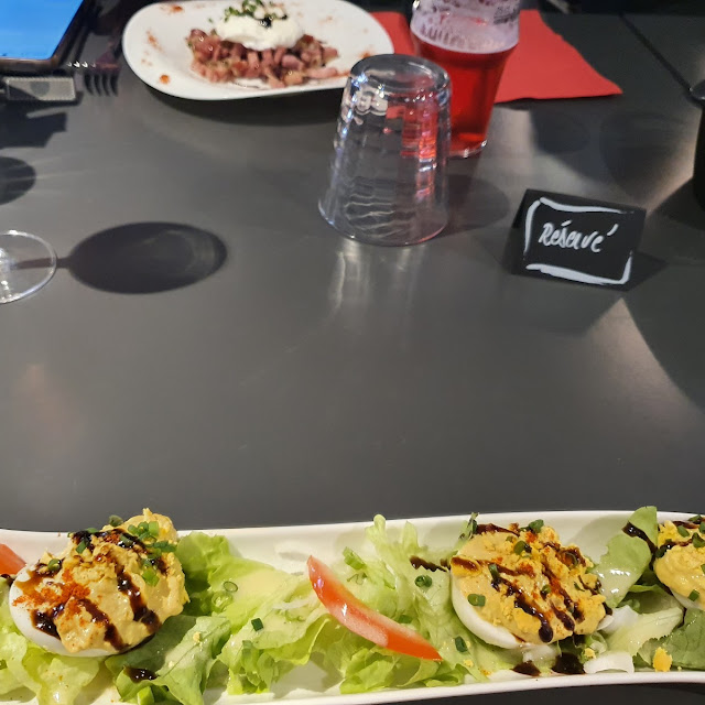 Œuf Mimosa Sur Feuilles de Salade