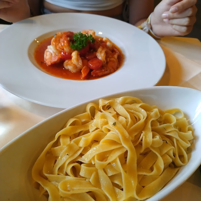 Riesen Garnelen Mit Tomaten Sauce Und Tagliatelle