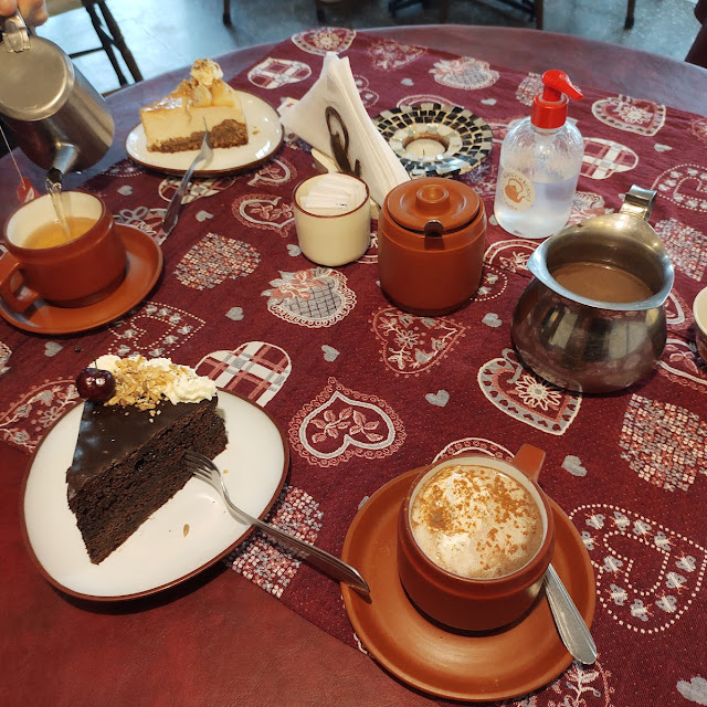 Café Con Leche Y Torta de Chocolate