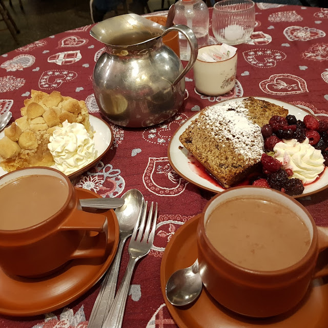 Merienda Chocolate Con Porción de Torta de Manzanas