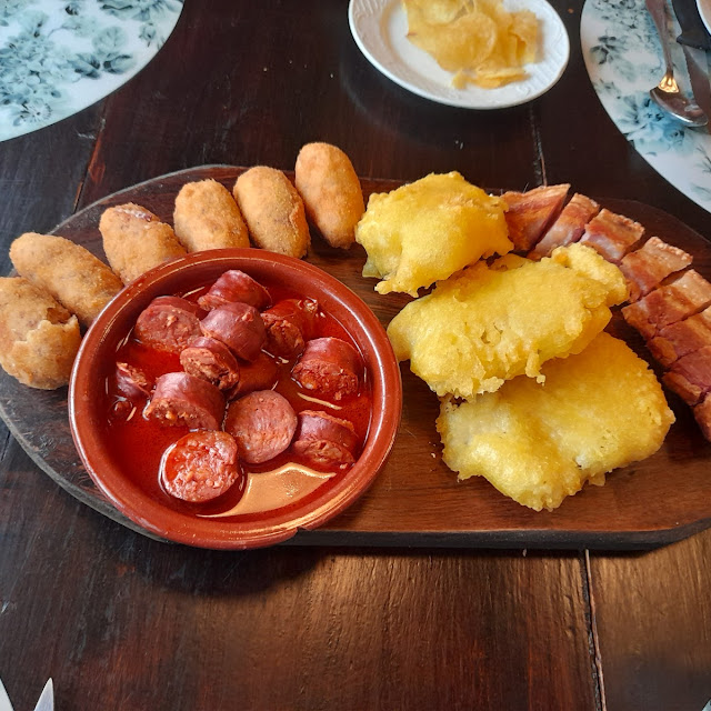 Chorizo A la Sidra Bacalao Concejales Croquetas de Cecina Y Torreznos