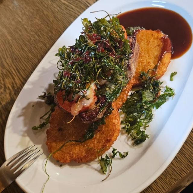 Rumpsteak Mit Pesto Überbacken Mit Tomaten Und Parmesan Mit Reibekuchen