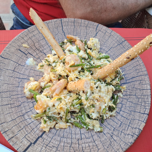 Revuelto de Ajetes Trigueros Y Gambas