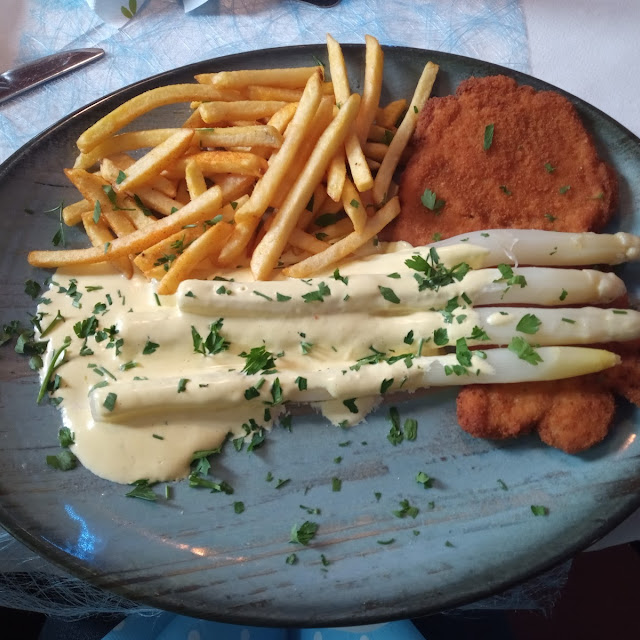 Schnitzel Mit Spargel Und Pommes