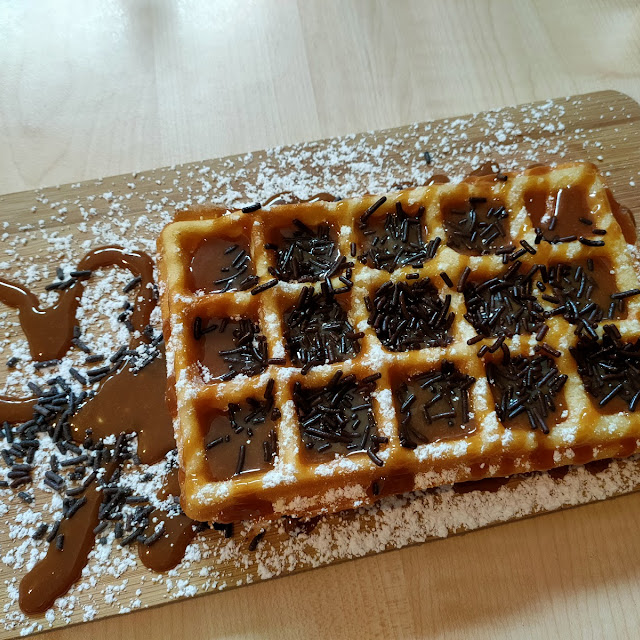 Waffel Mit Soße Und Streusel