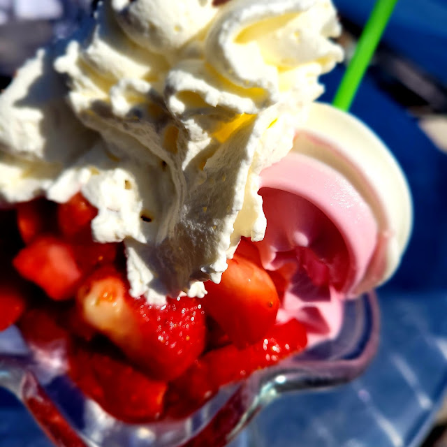 Erdbeerbecher Mit Erdbeer-vanille Softeis