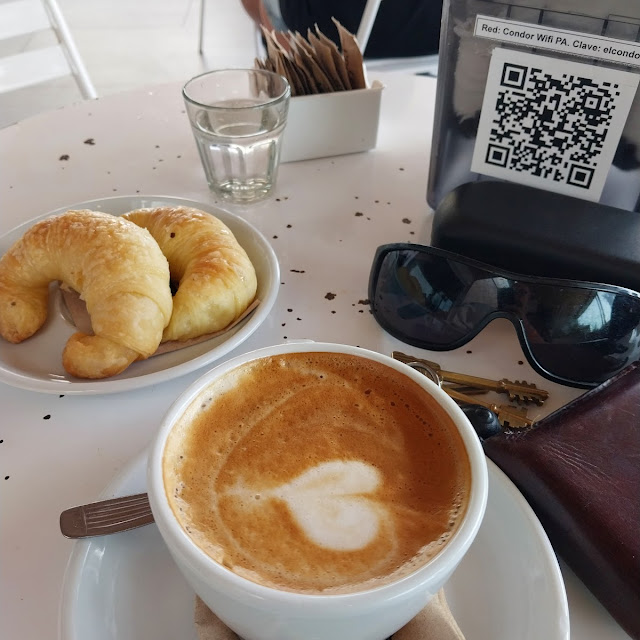 Café Doble Cortado Con Medias Lunass Dulces