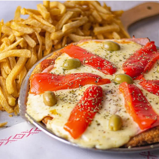 Pizzanesa de Muzzarella Y Morrones