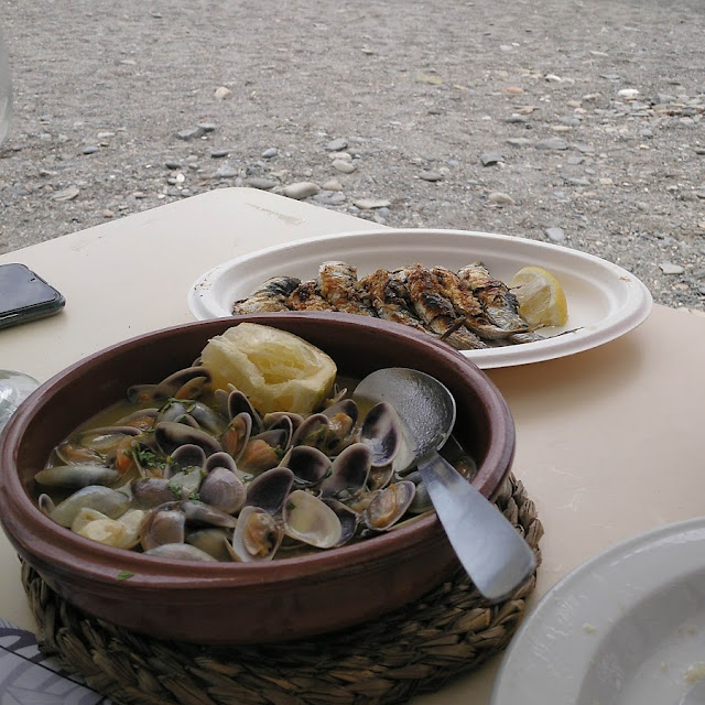 Almejas Y Espeto de Sardinas