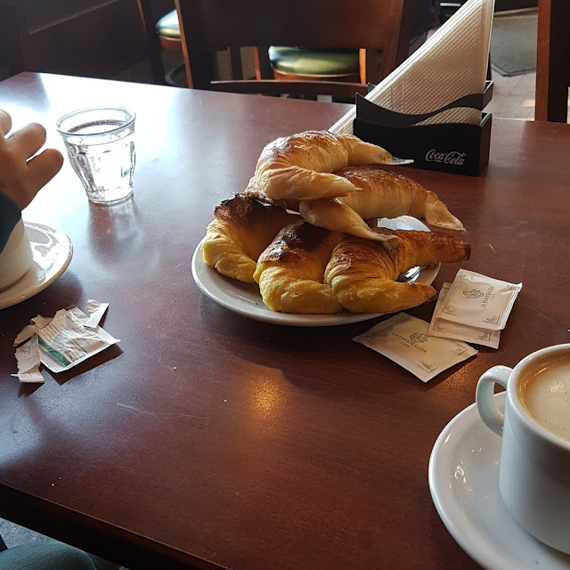 Desayuno Café Con Leche Y Medialunas