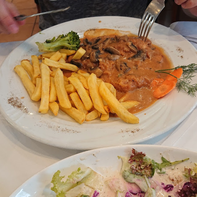 Rahmschnitzel Mit Pommes