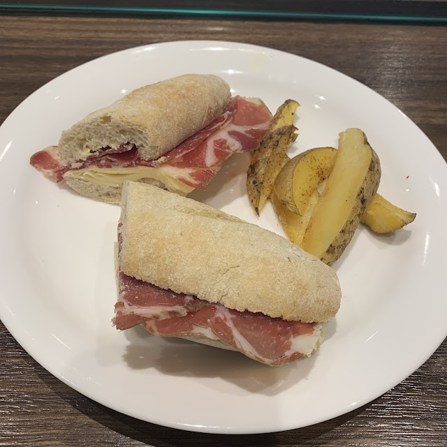 Sándwich de Jamón Crudo Y Papas Rústicas