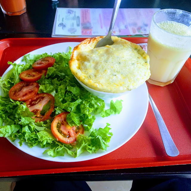 Escondidinho de Carne E Salada Simples