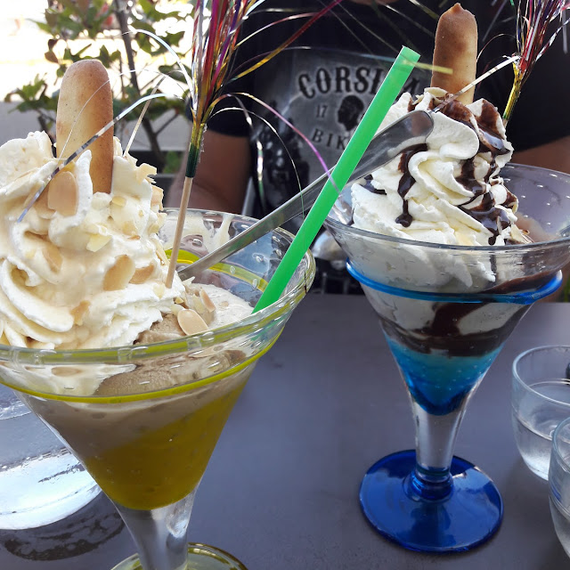 Glaces Mangue Fraîche Et Glace Chocolat Vanille