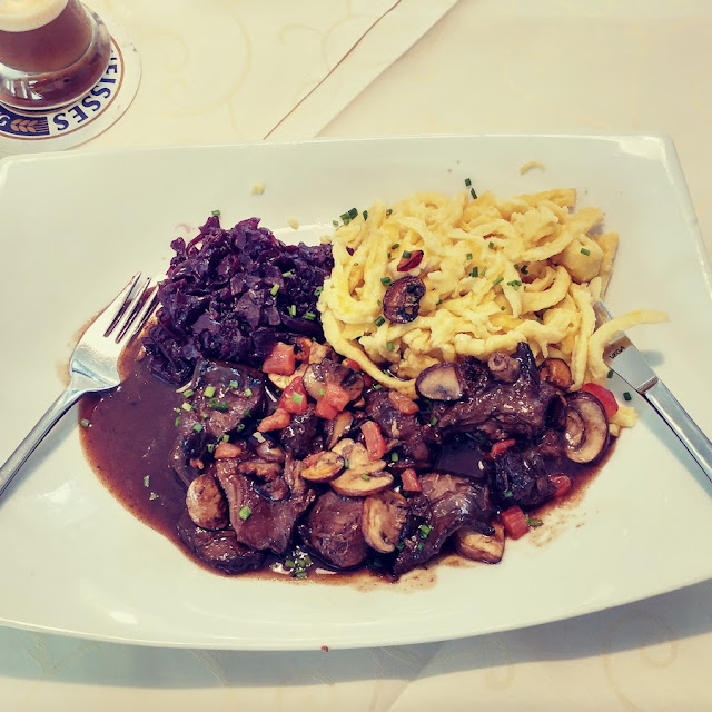 Ragout Vom Heimischen Reh Mit Hausgemachten Spätzle Und Blaukraut