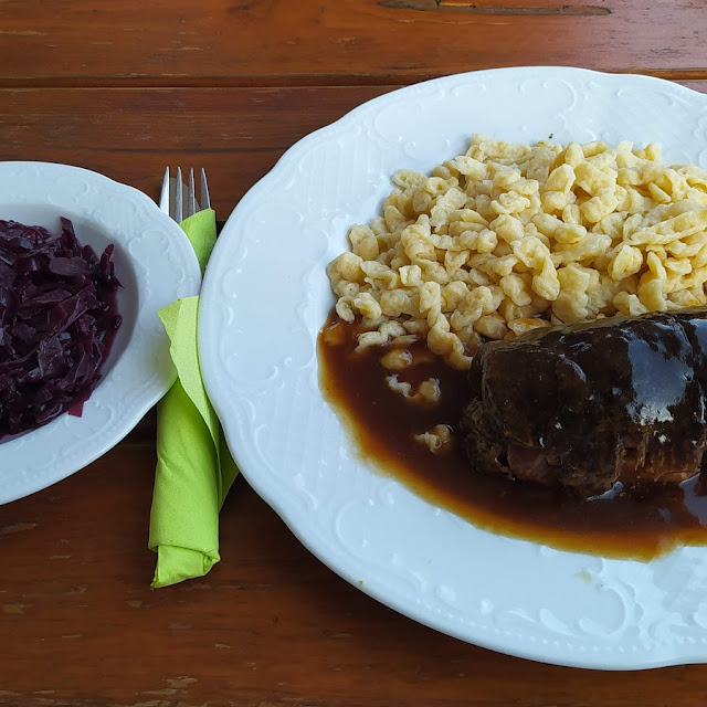 Rindsroulade Mit Rotkohl Und Spätzle