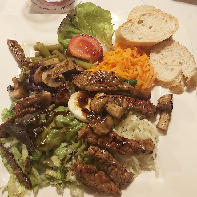 Gemischte Salatplatte Mit Roastbeef Streifen