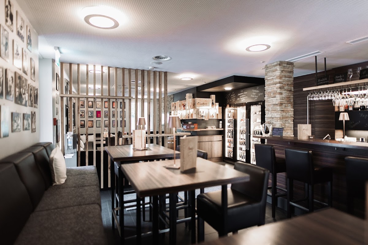 Charly's Cafe & Bar