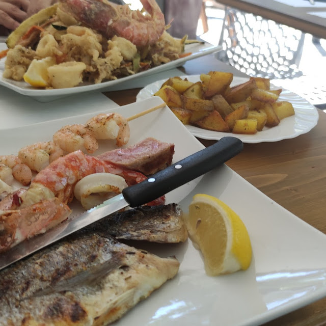 Pesce Alla Griglia In Secondo Piano Favolose Patate Vulcano Un Fondo Il Fritto
