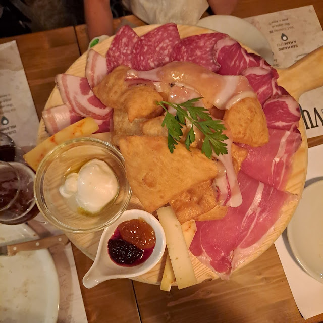 Gnocco Fritto Con Salumi Formaggio E Marmellata