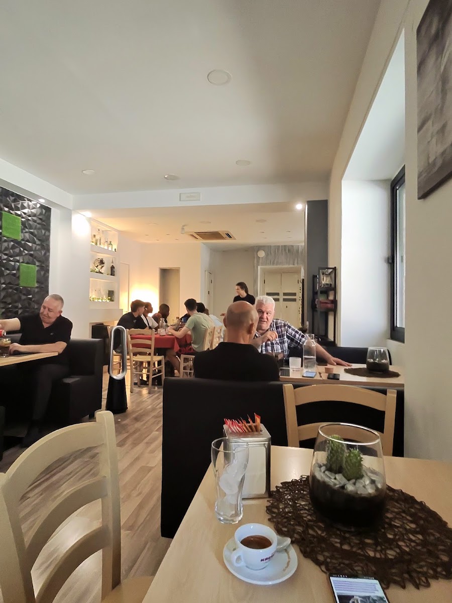 Domino restaurant bar